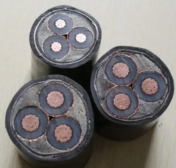 銅芯高壓電纜的使用壽命與環(huán)境因素密切相關.jpg